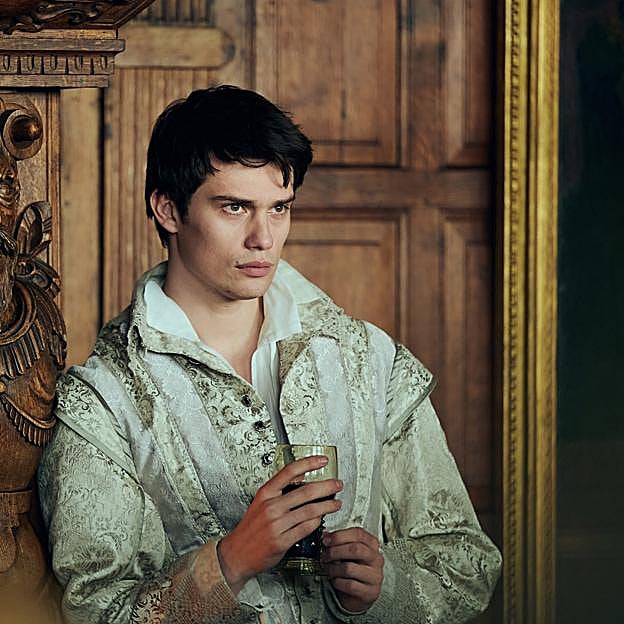 Nicholas Galitzine como George Villiers en una imagen de Mary & George.