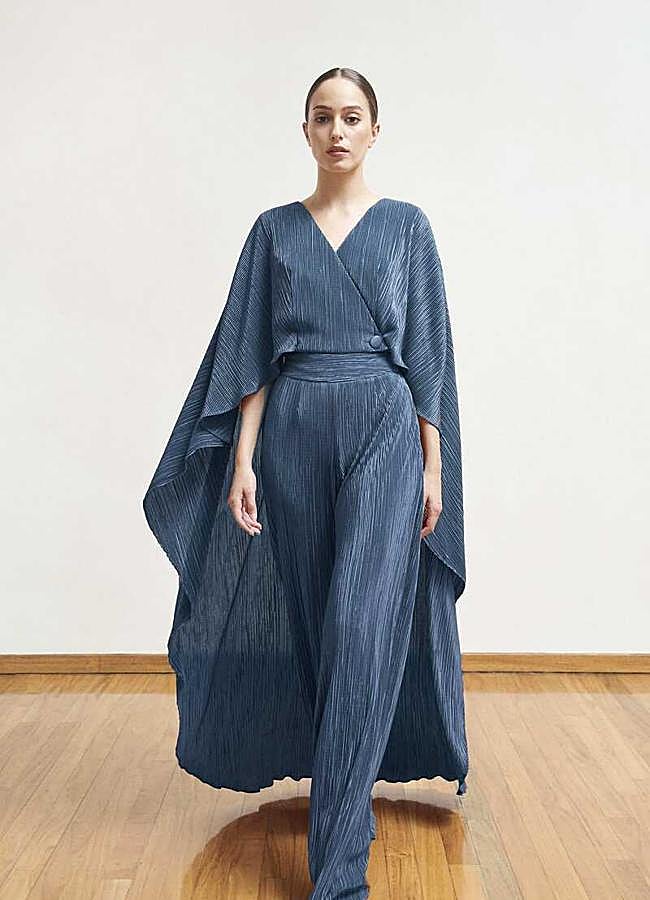 Imagen - Mono largo con tejido plisado en azul de Bouret (350 euros).