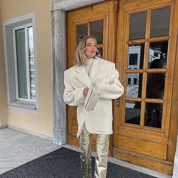 El truco elegante para llevar los pantalones metalizados virales con los que ahora sí querrás ponértelo