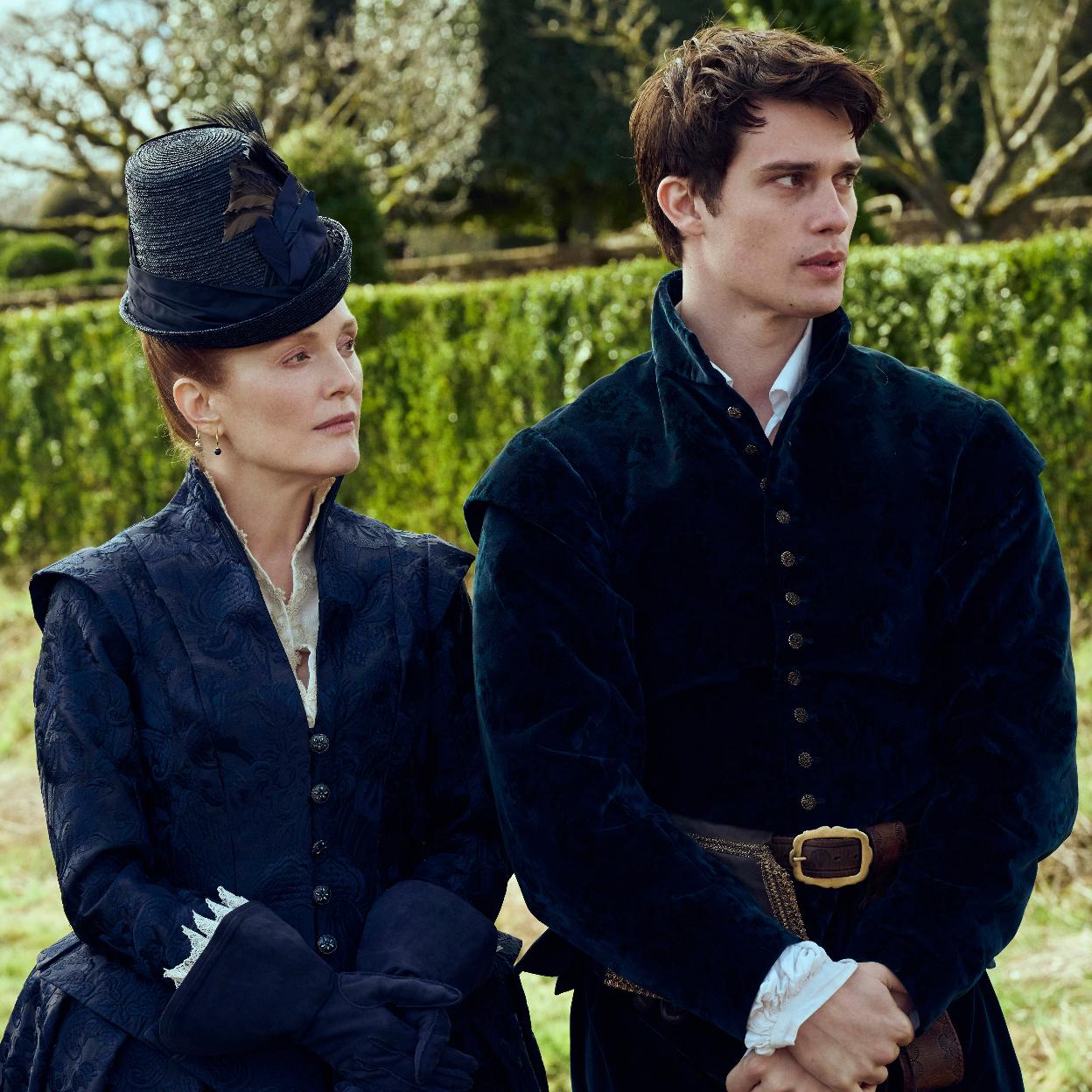 Mary Villiers, interpretada por Julianne Moore, junto a Nicholas Galitzine, haciendo el papel de su hijo George. 