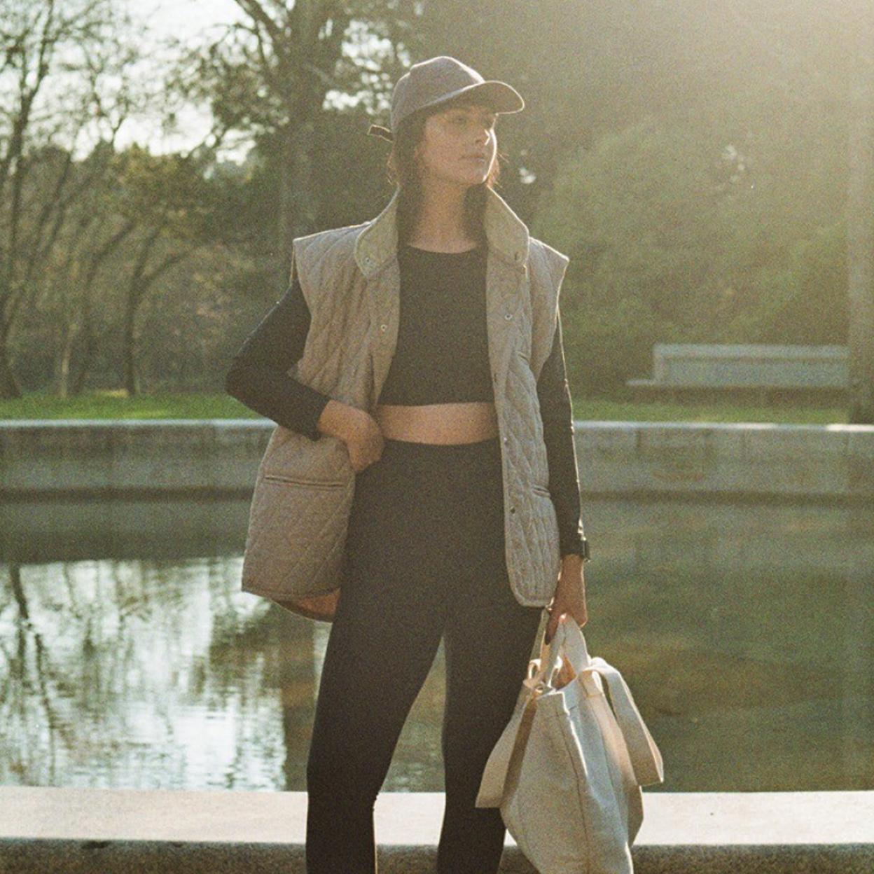 Mujer con ropa deportiva en plena naturaleza. 