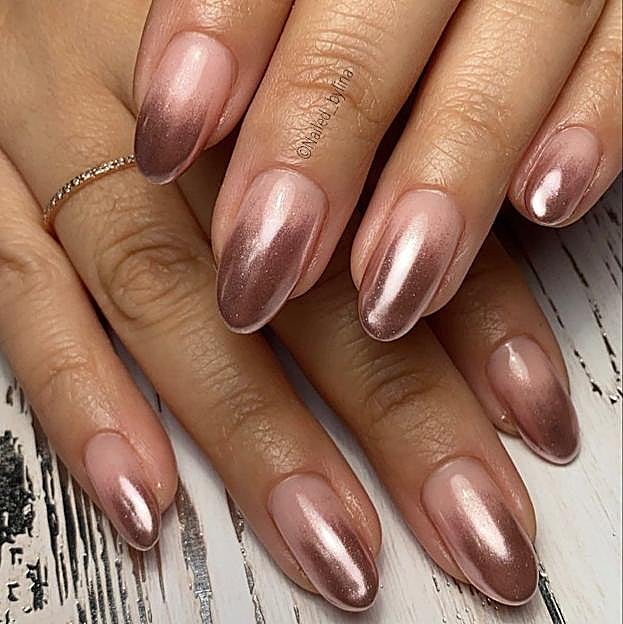 Manicura degradada en tono rose gold