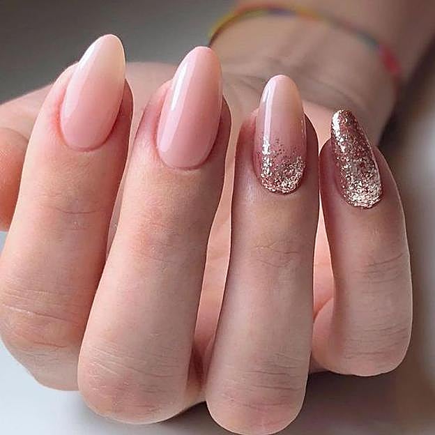 Uñas rose gold con esmalte glitter