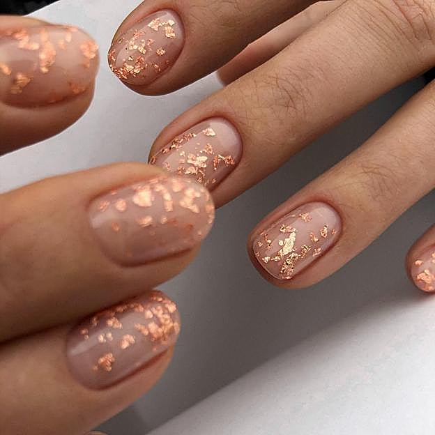 Uñas rose gold con láminas de oro