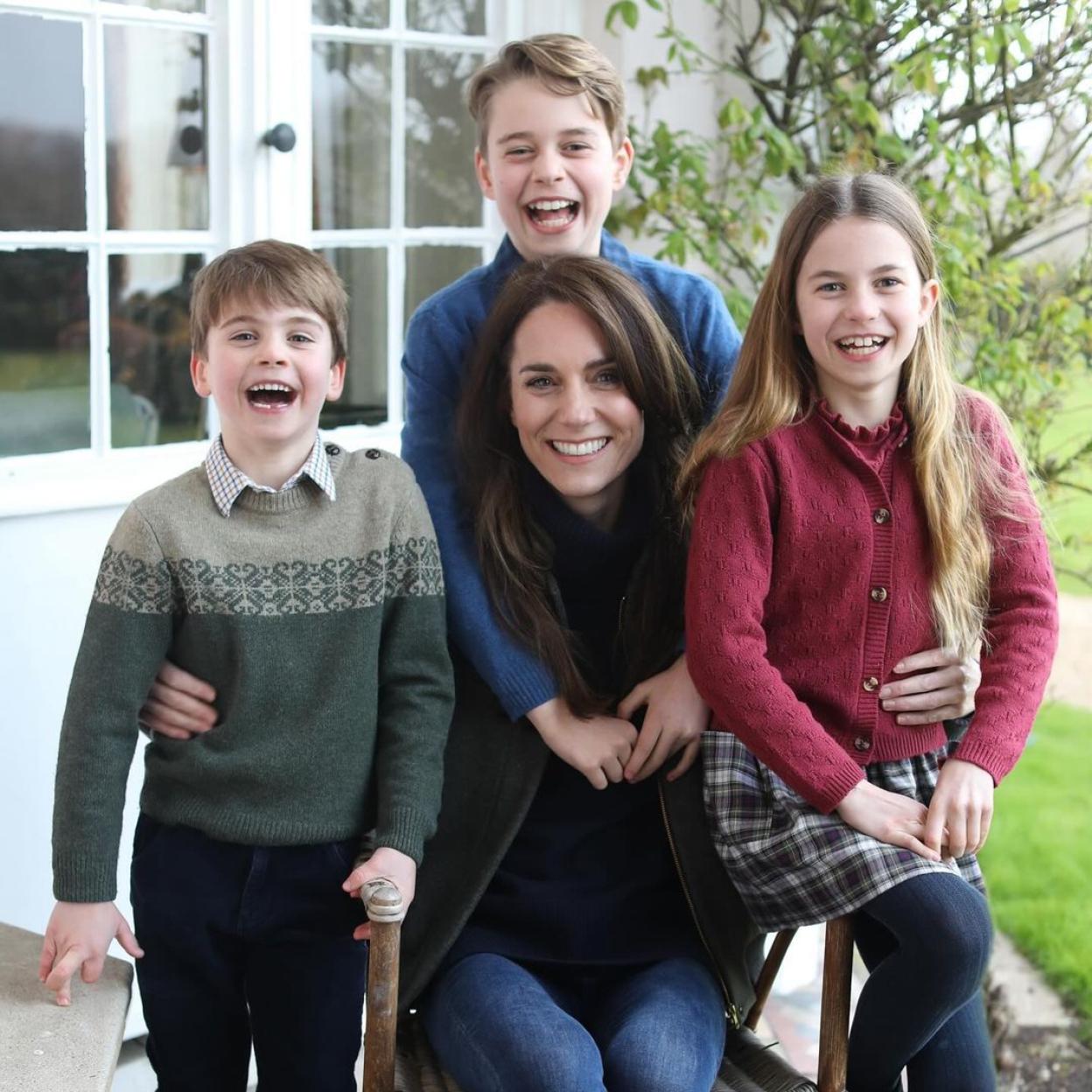 La primera foto de Kate Middleton tras dos meses inactiva junto a sus hijos. De izquierda a derecha en la foto, el príncipe Louis, el príncipe George y la princesa Charlotte.