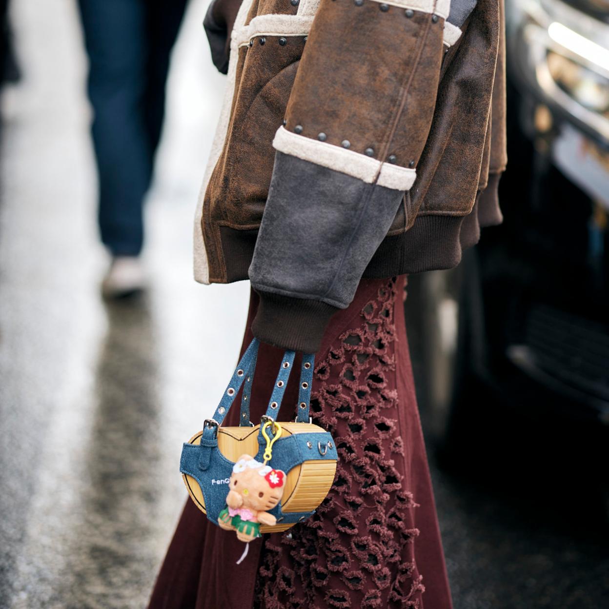 El truco dosmilero de primavera que usan las influencers para adornar los bolsos