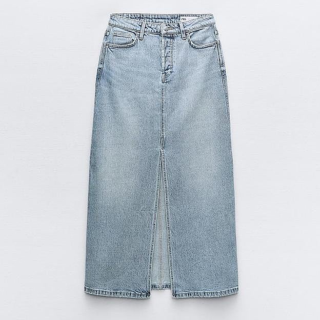 Imagen principal - Falda midi vaquera de Zara (25,95€)/ Top bandeau de Bershka (7,99€)/ Pendientes de Nicoli (24,90€)