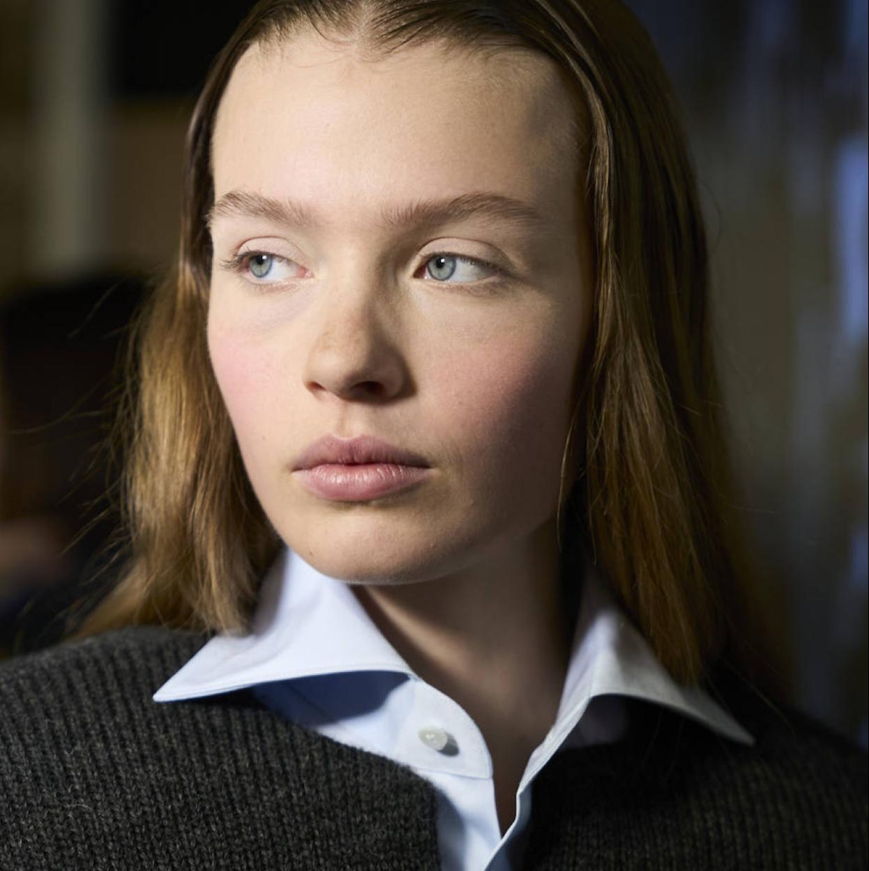 Modelo con look de maquillaje natural