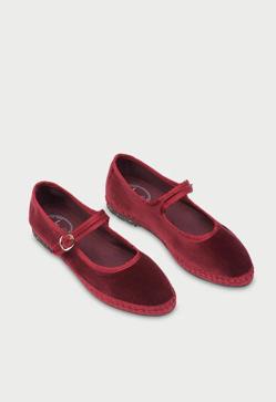 Imagen secundaria 2 - Pantalón cargo de Zara (49,95€)/ Blusa blanca con bordados de Zara (27,95€)/ Merceditas Lucrecia de Flabelus (98€)