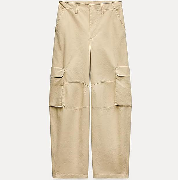 Imagen principal - Pantalón cargo de Zara (49,95€)/ Blusa blanca con bordados de Zara (27,95€)/ Merceditas Lucrecia de Flabelus (98€)