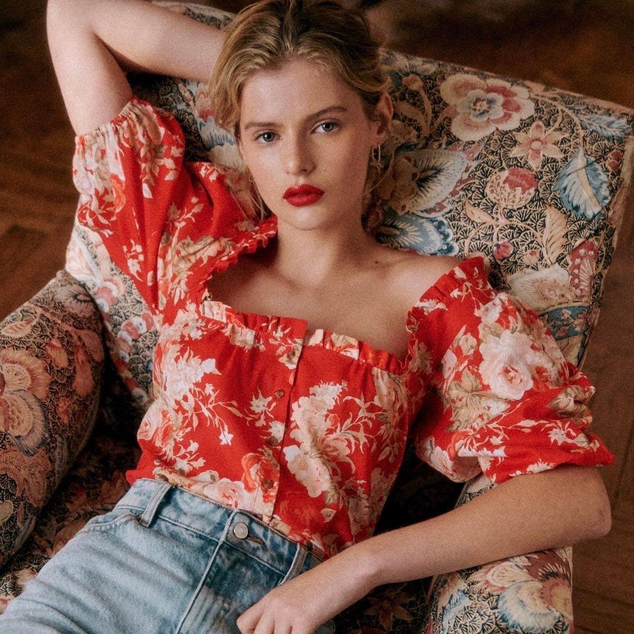 Modelo con blusa favorecedora