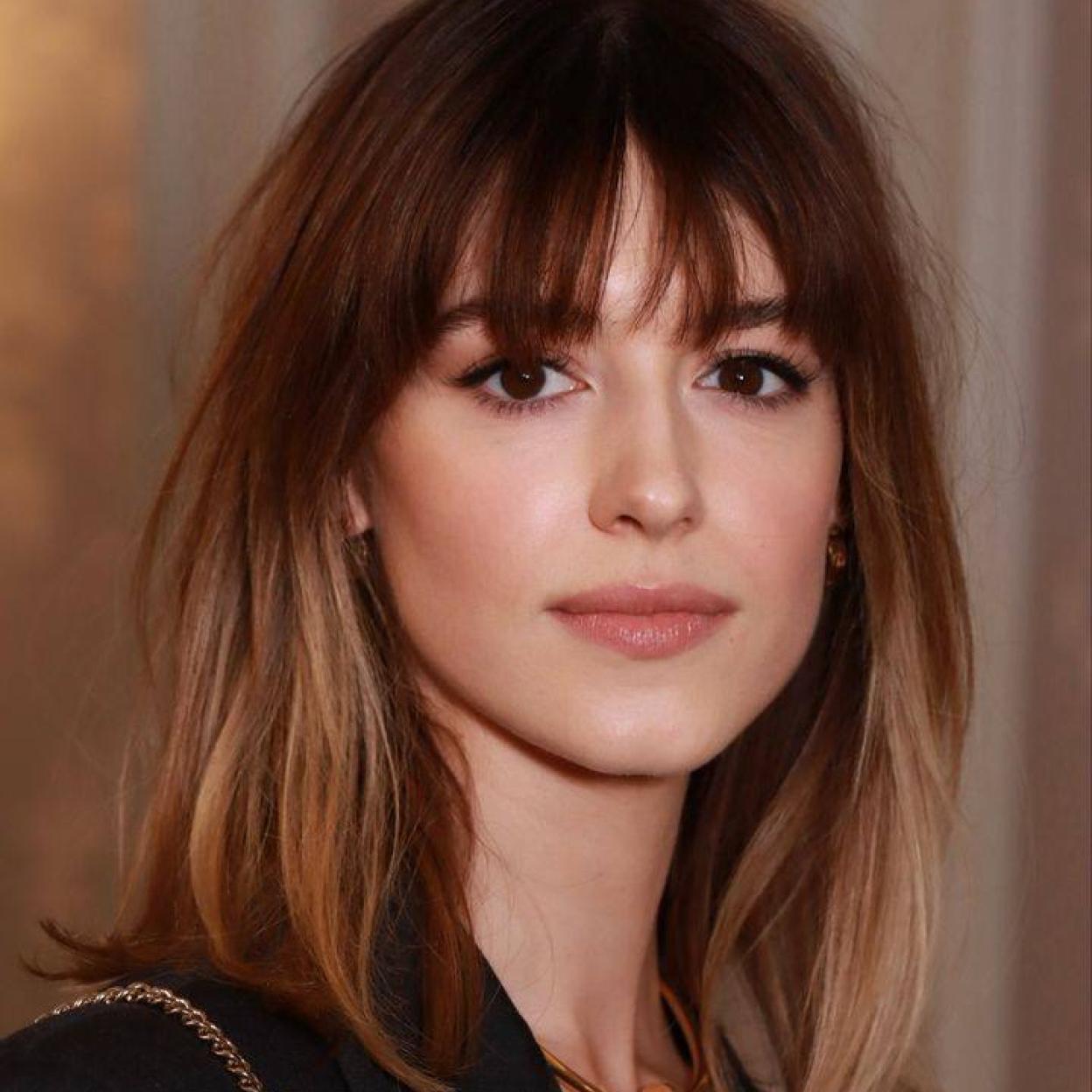 Daisy Edgar-Jones con piel tersa y sin brillos