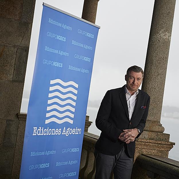 El escritor y abogado irlandés, ante la imagen corporativa de su editorial española. 