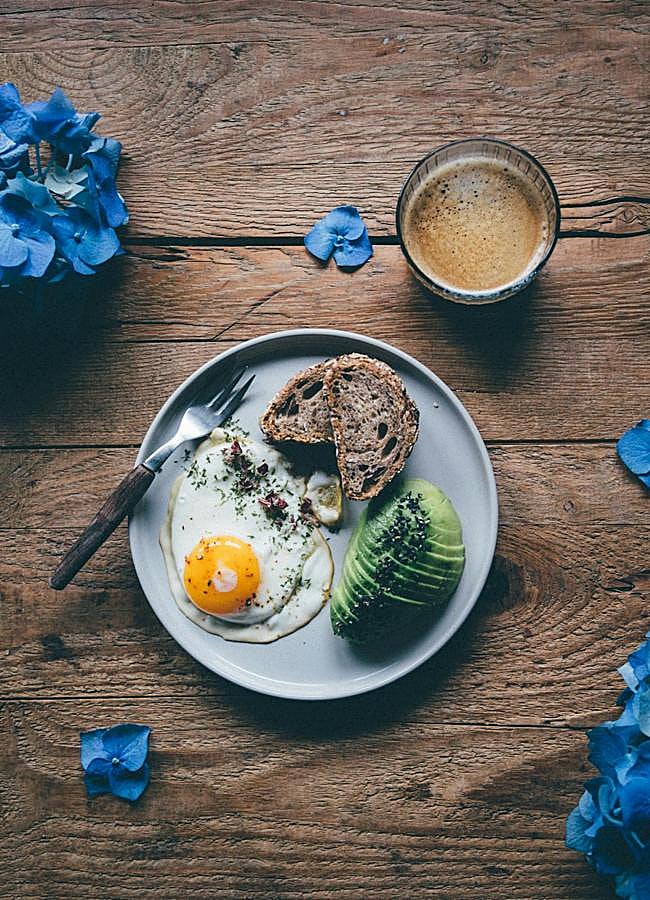Imagen - El desayuno debe ser nutritivo, completo y equilibrado. (Vertical) / Foto de Daniela Constantini en Pexels 