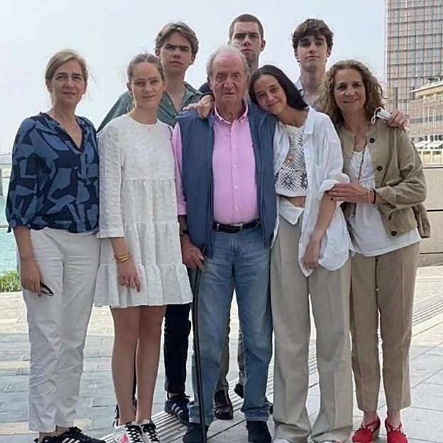 La imagen del rey Juan Carlos, arropado por sus hijas y nietos en abu Dabi. 