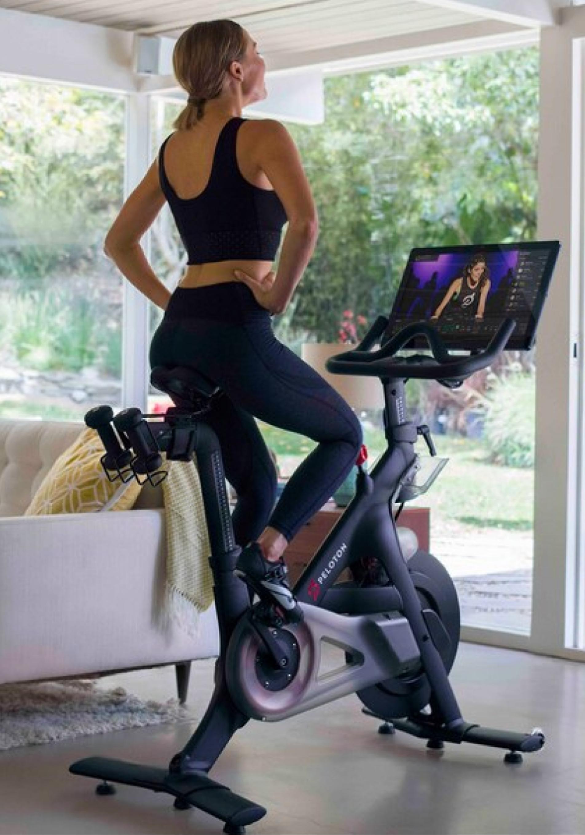 Mujer haciendo spinning