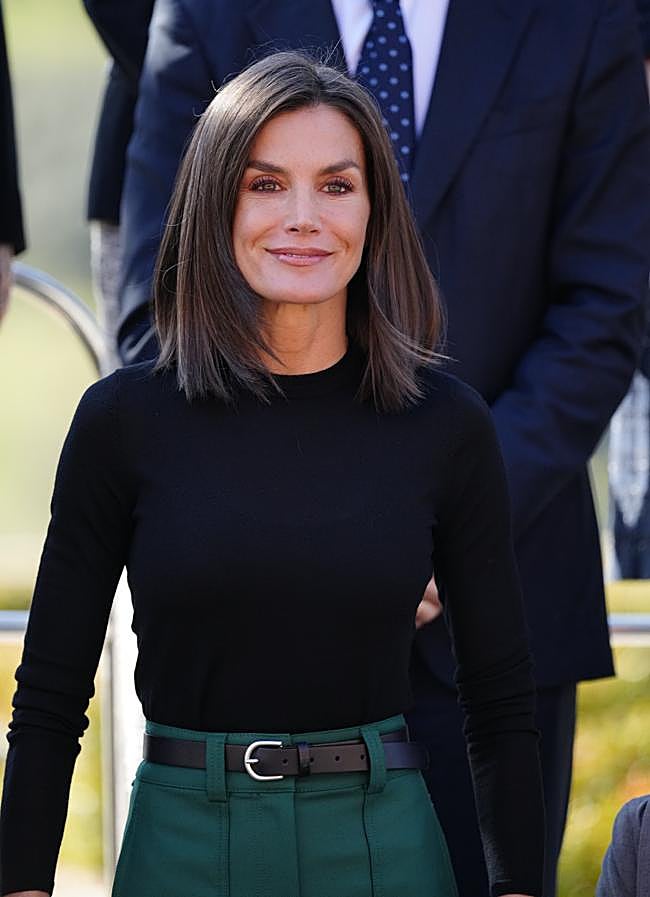 Imagen - La reina Letizia con pantalones verdes. / LIMITED PICTURES