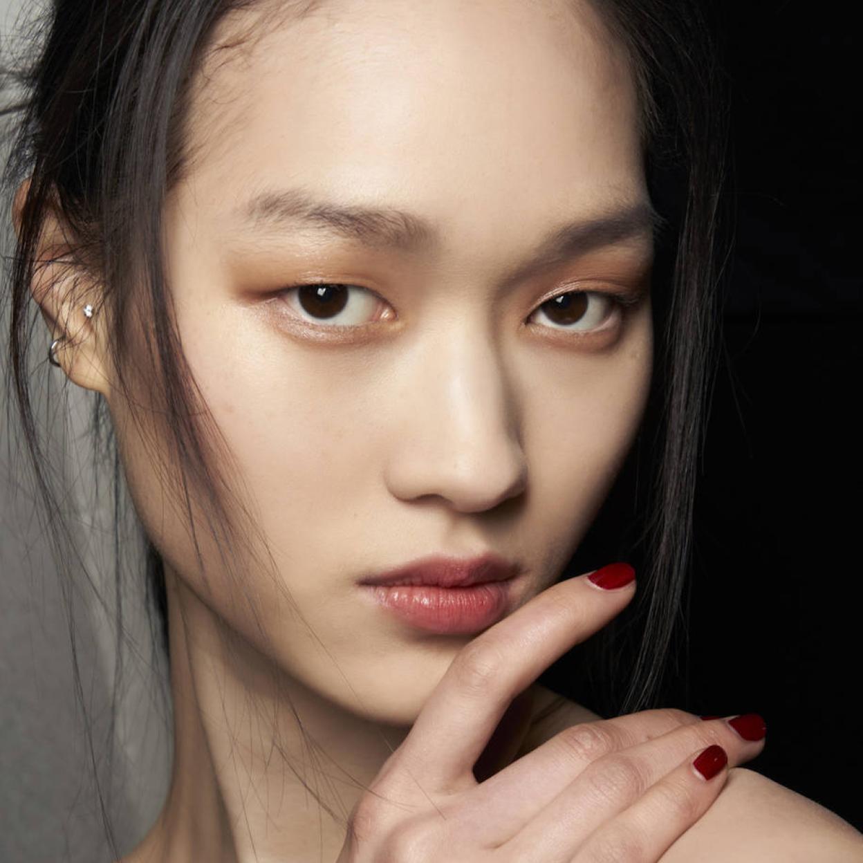 Modelo con manicura jelly