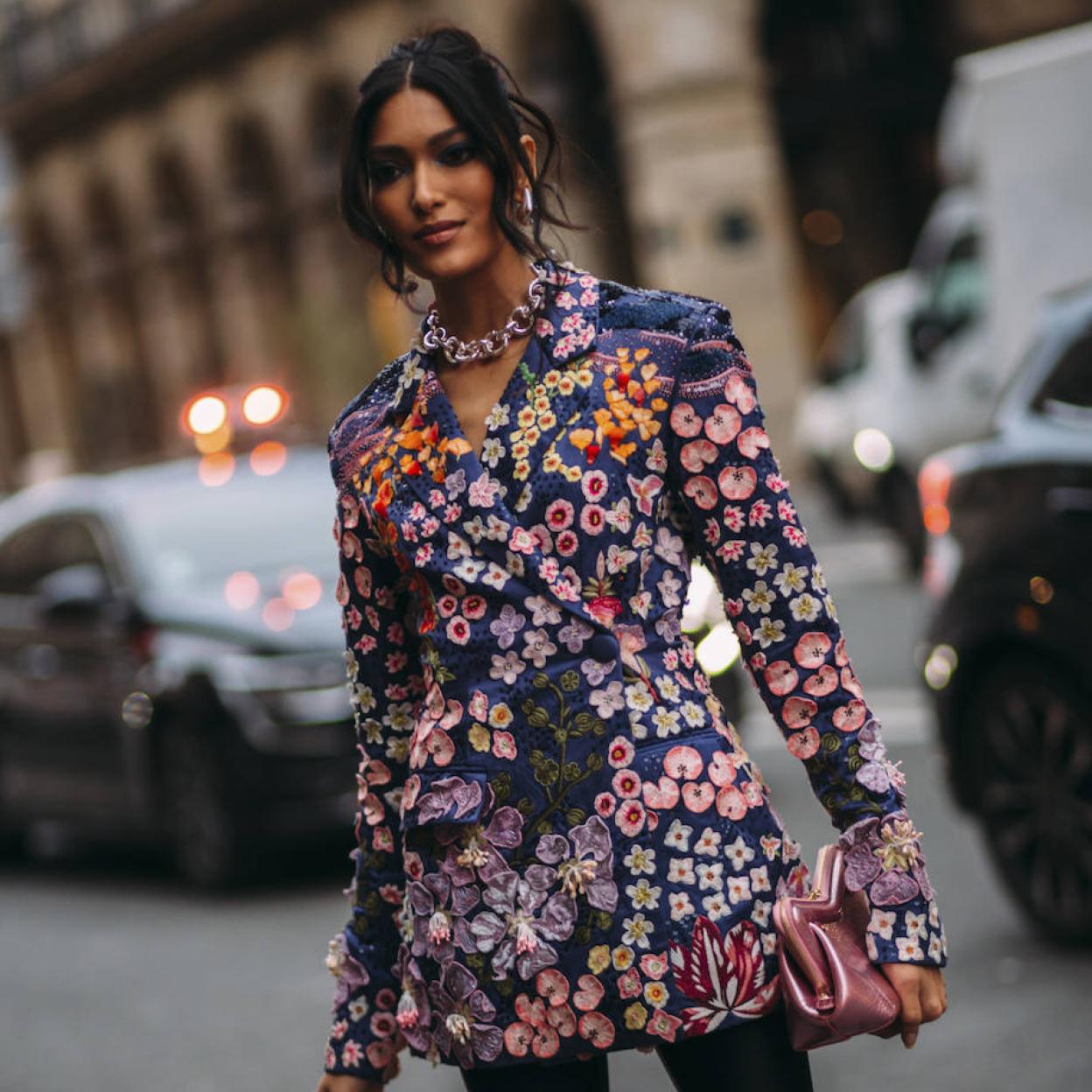 Influencer con look primaveral