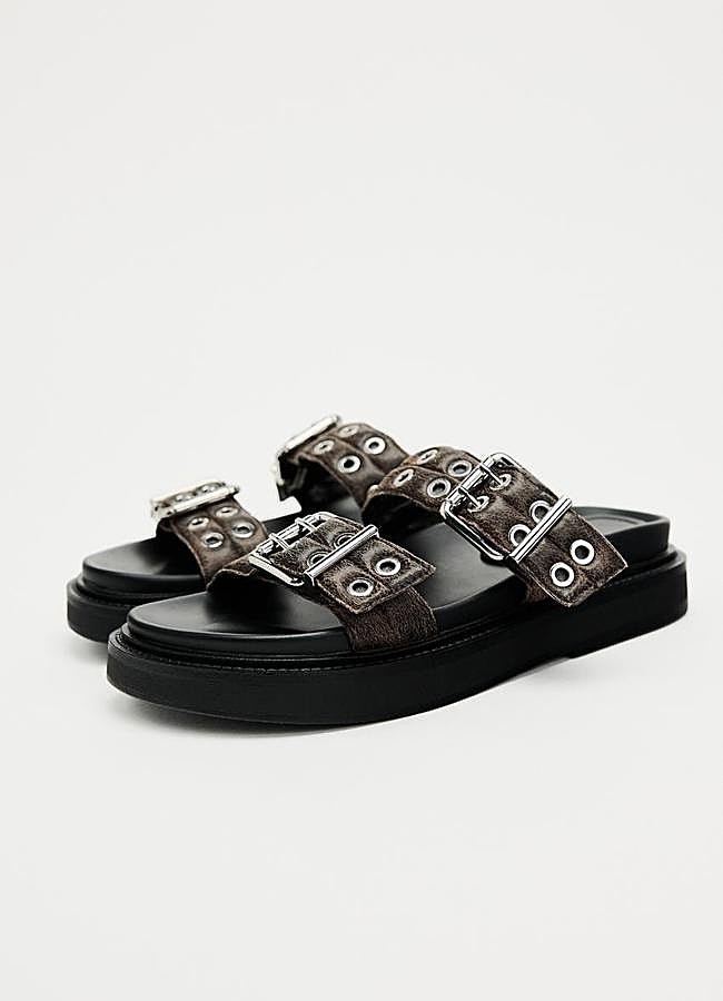 Imagen - Sandalia plana con apliques metálicos de Zara.