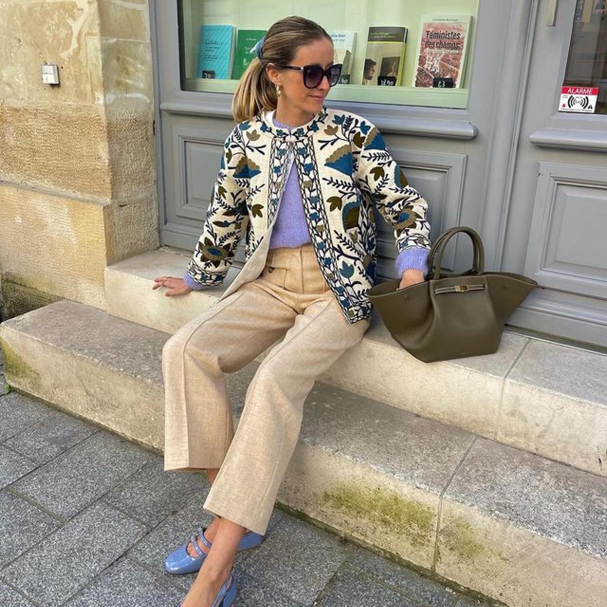 Una influencer con una chaqueta acolchada.