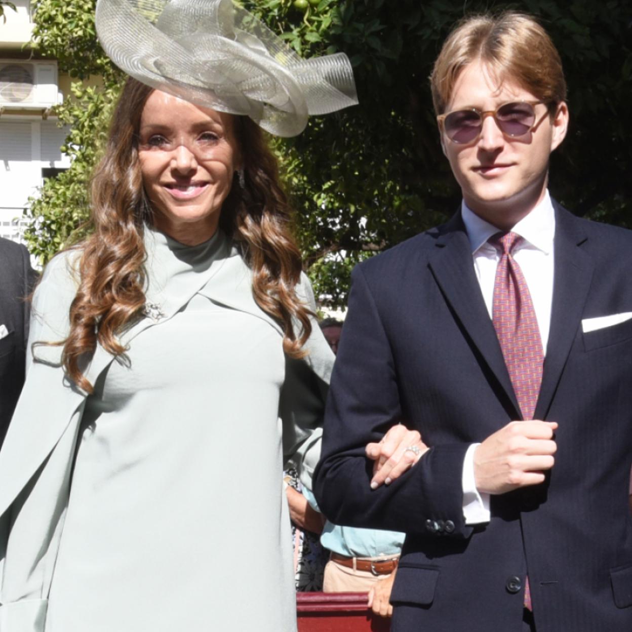 Miriam de Ungría, con uno de sus hijos. 