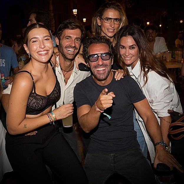 Vicky Martín Berrocal, Enrique Solís y la entonces novia de este, Alejandra Domínguez, una noche de fiesta cualquiera. 