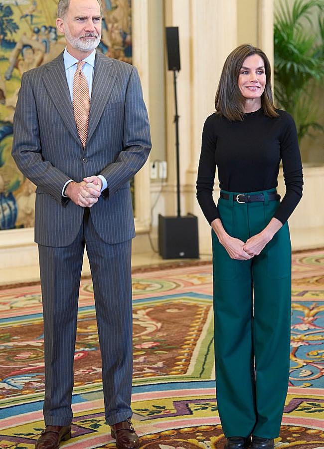 Imagen - La reina Letizia llevó unos pantalones verdes con mocasines de plataforma en la recepción en la Zarzuela del pasado día 13 de marzo. (FOTO: LIMITED PICTURES)