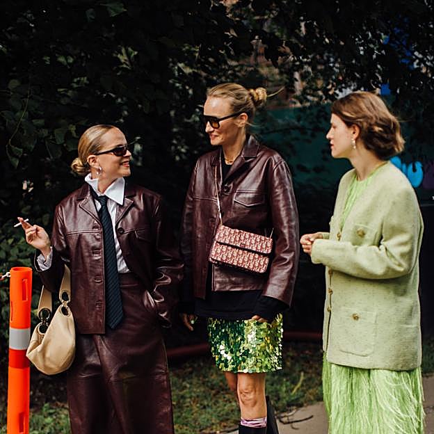 Monos, chaquetas de piel y vestidos lenceros: los básicos de los 90 que triunfan ahora mismo