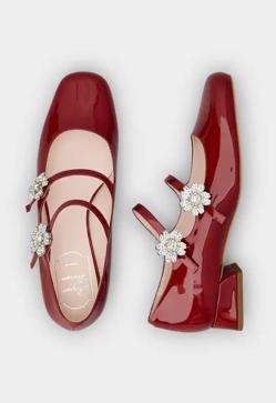 Imagen secundaria 2 - Zapatillas con plataforma de Dior (950 euros); sandalias de Hermés (550 euros) y mary janes de Roger Vivier (1.050 euros).