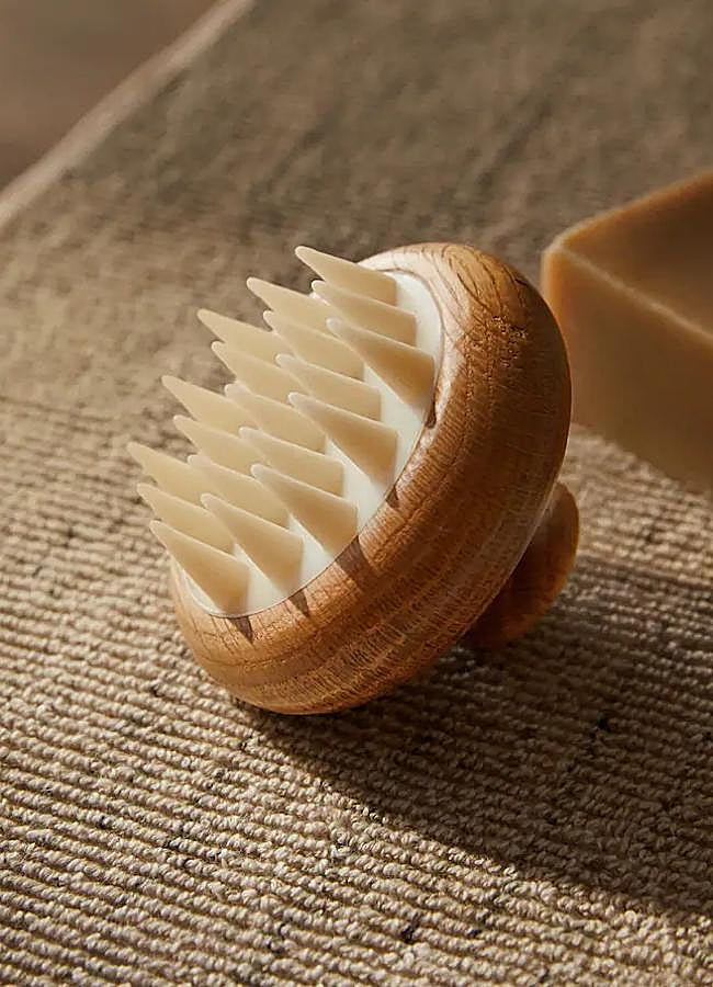 Cepillo masajeador del cuero cabelludo de Zara Home.