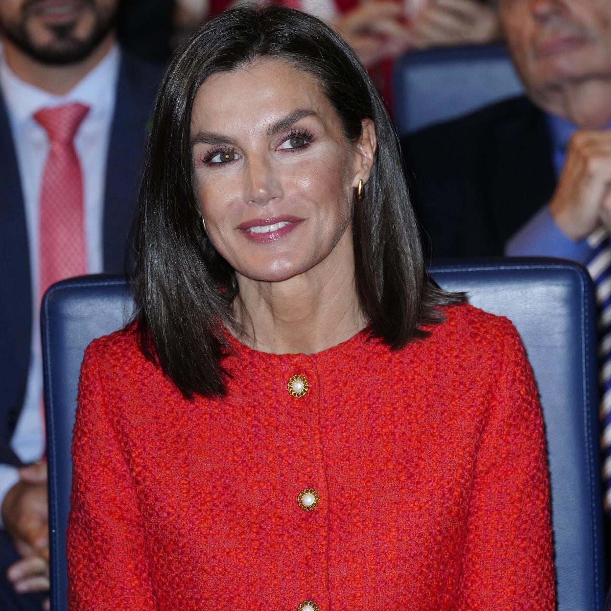 La reina Letizia con una chaqueta de tweed.