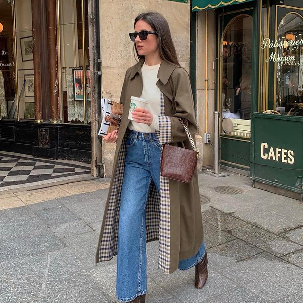 Una influencer con una gabardina original.