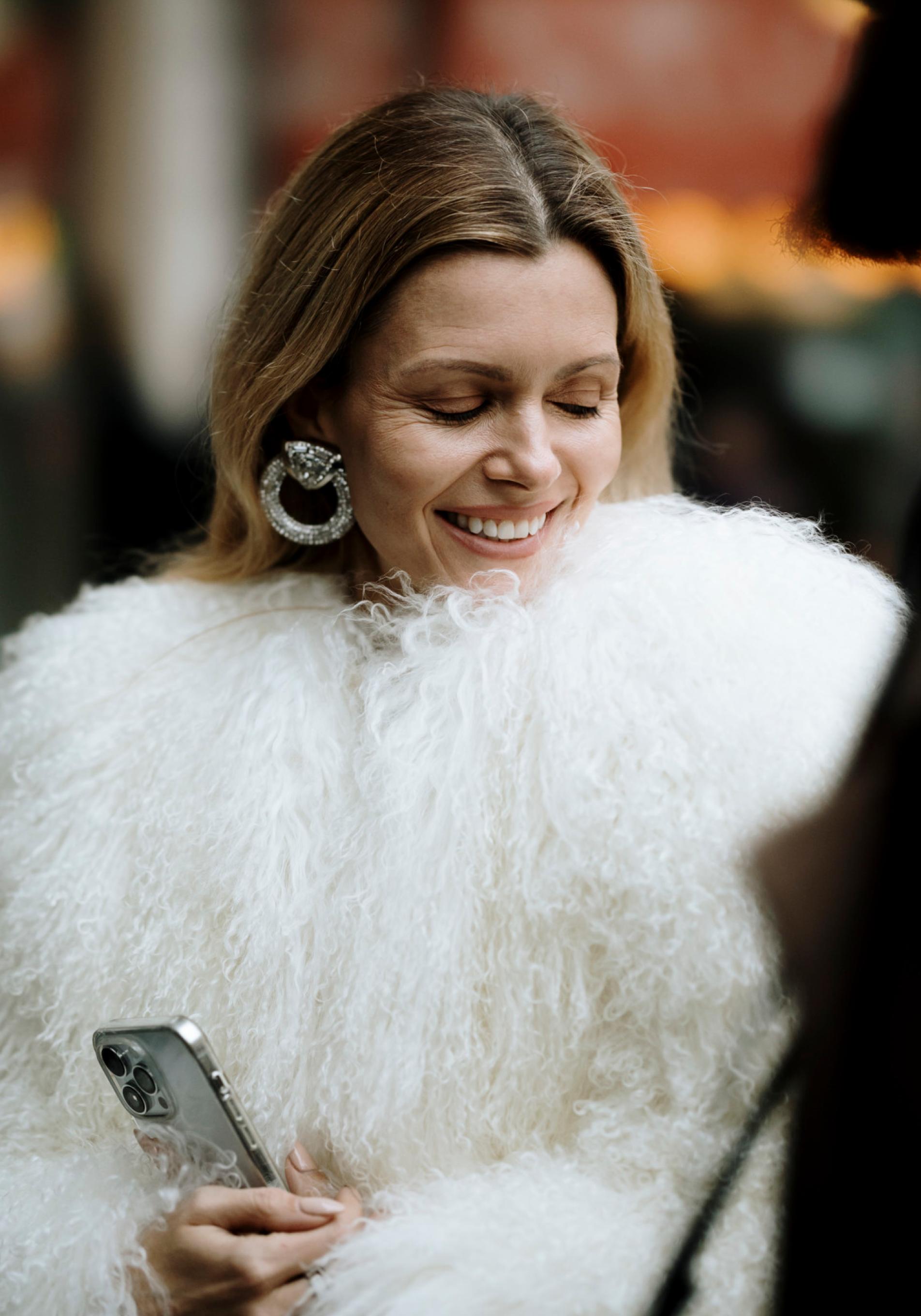 Mujer con abrigo de pelo