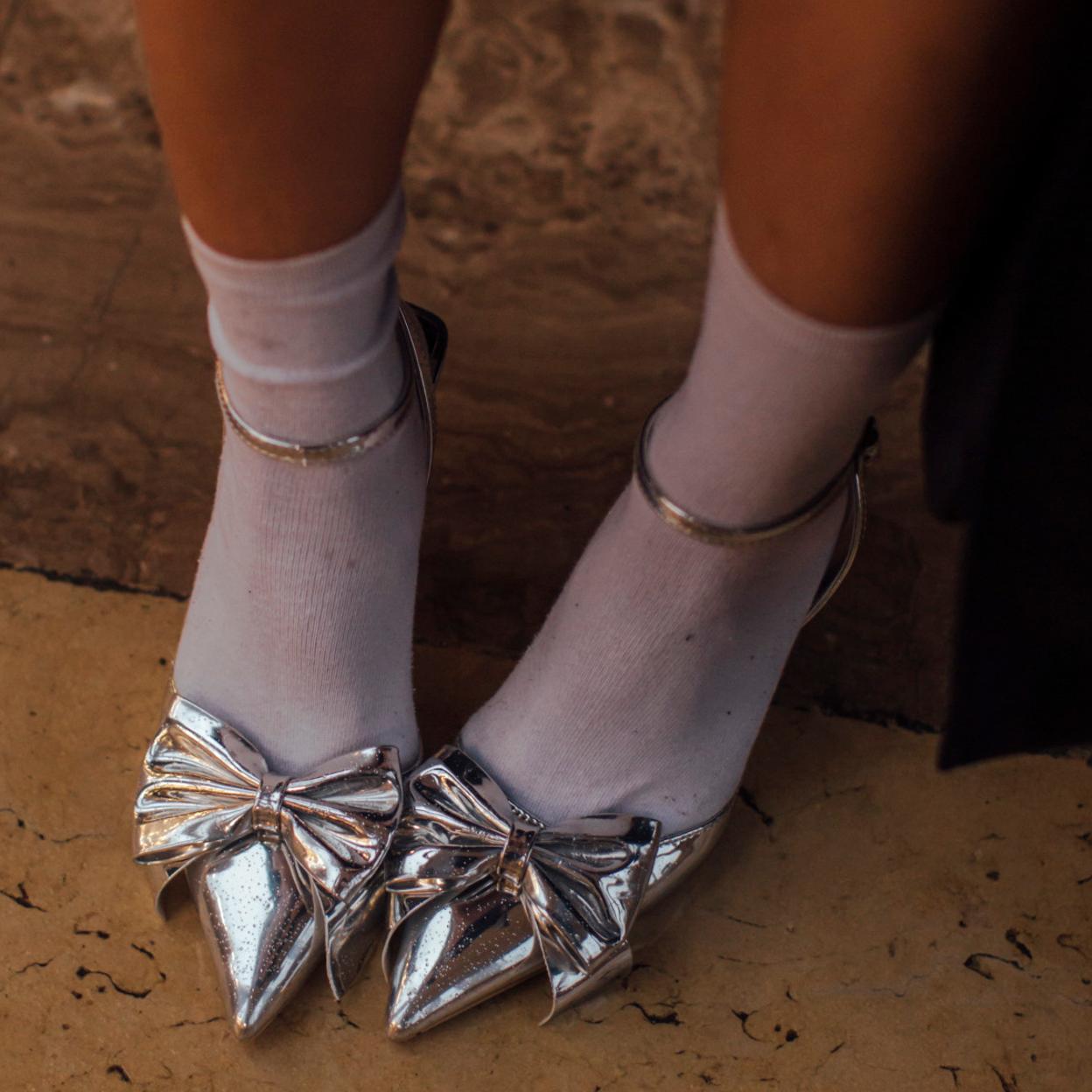 Zapatos de tacón metalizados con lazo