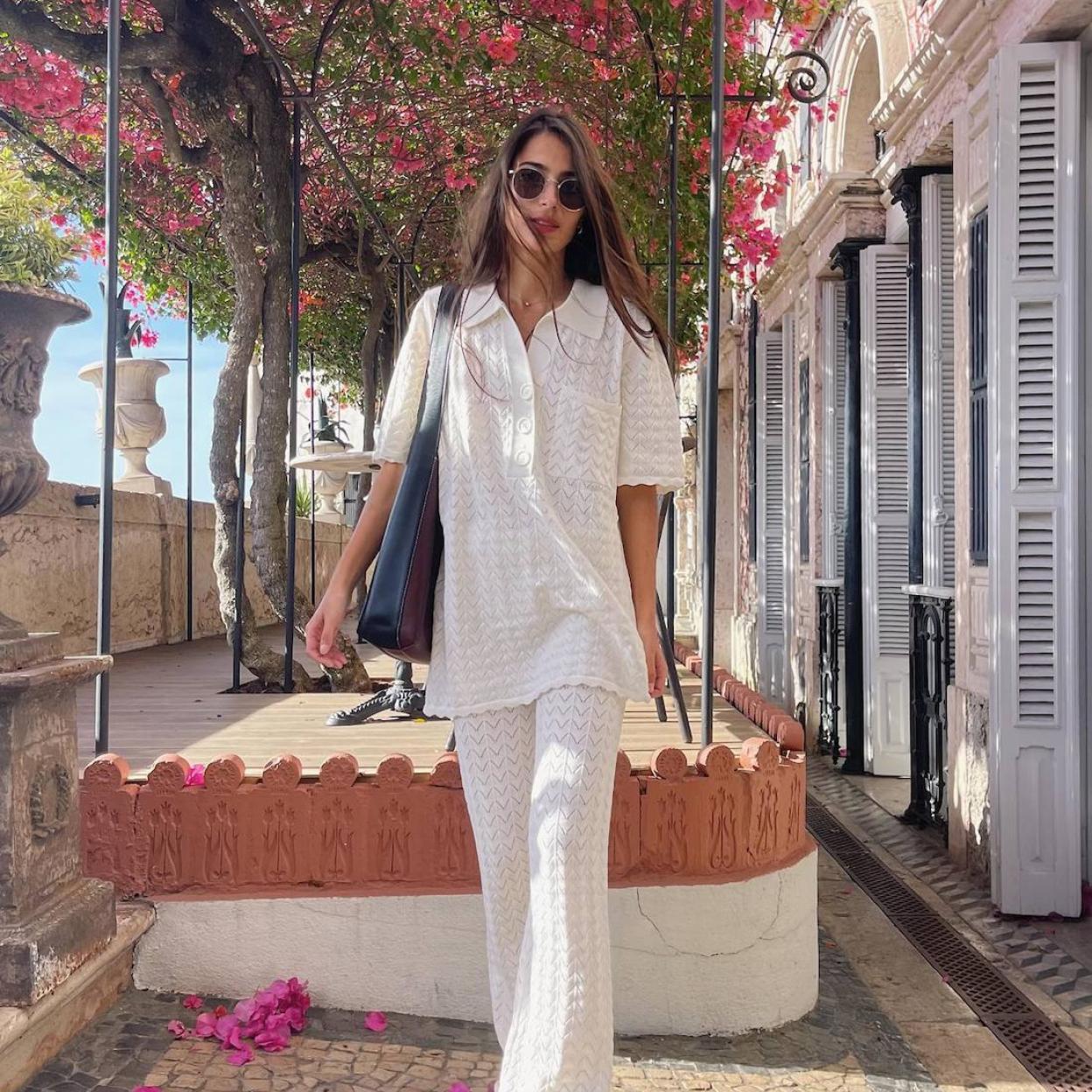 Influencer con look en tejido de crochet