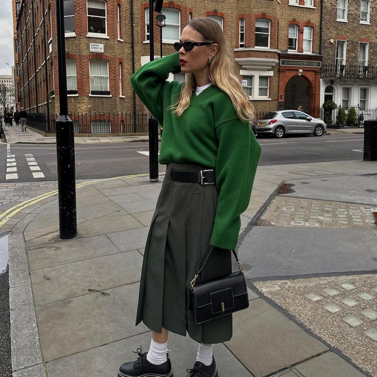 La influencer Jessie Bush con un jersey verde 