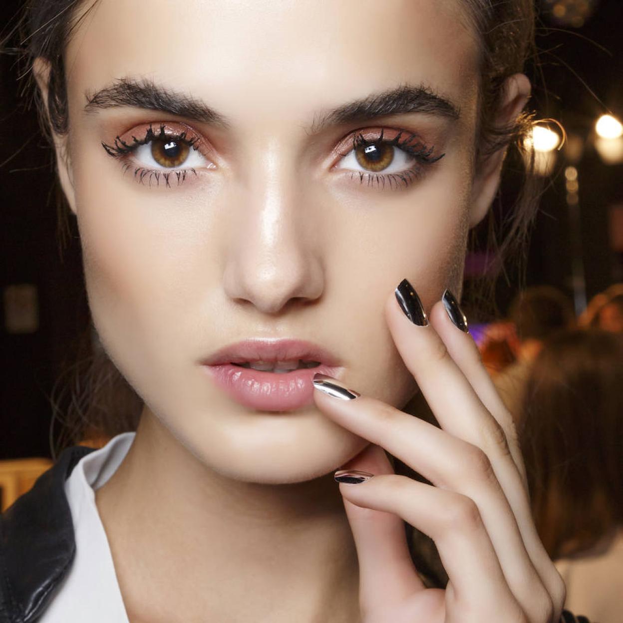 Modelo con manicura perfecta