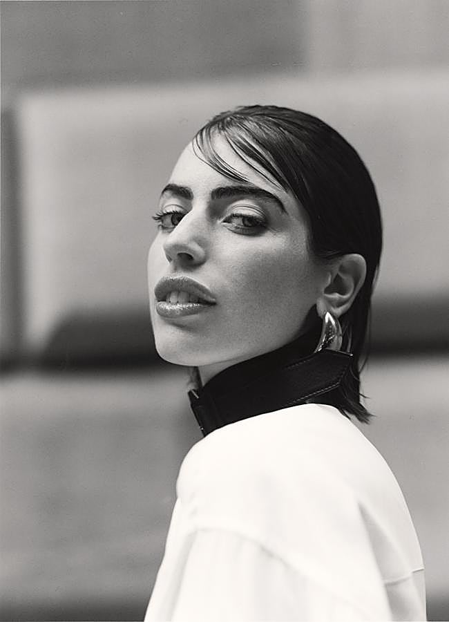 Imagen - Top de Ferragamo y pendientes de Kenny Jay Lane. Fotografía: Agata Serge Estilismo: Sarah Gore Reeves