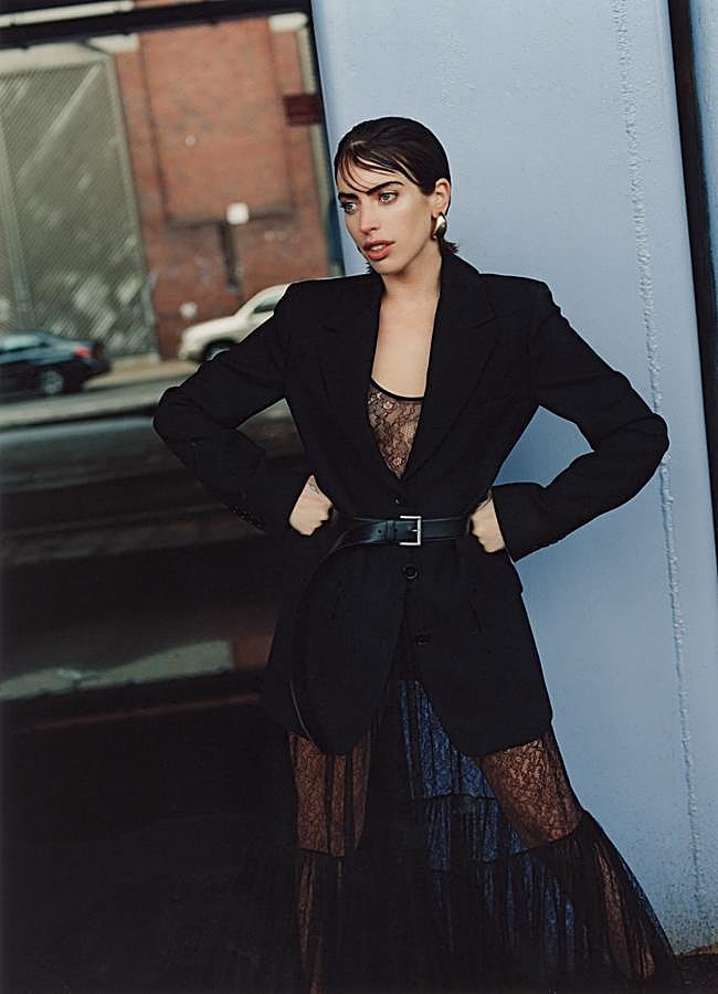 Imagen - Chaqueta, vestido y cinturón de Michael Kors; y pendientes de Kenny Jay Lane. Fotografía: Agata Serge Estilismo: Sarah Gore Reeves