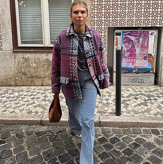 Cómo llevar los pantalones de pijama en tus looks de calle esta temporada