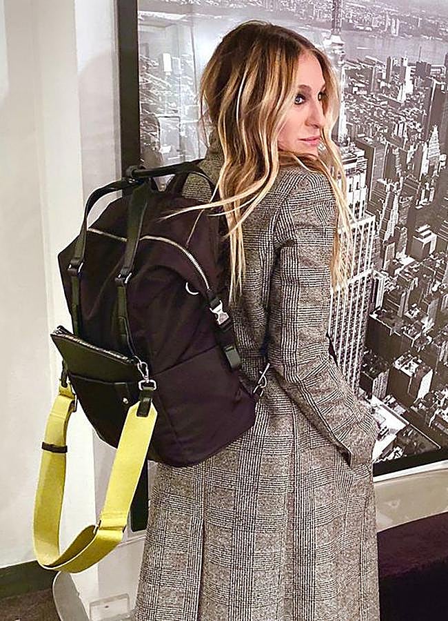 Imagen - Con nuestra guía de básicos de lujo silencioso podrás viajar ligera de equipaje y con estilo como Sarah Jessica Parker, que lleva todo lo que necesita en su mochila de Samsonite. Foto: Cortesía Samsonite.