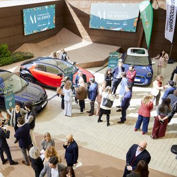 Imagen secundaria 1 - Los ganadores posan en El Jardín de Vocento con sus galardones de estos Premios Motor Mujerhoy 2024, que han sido posibles gracias el patrocinio de Bridgestone e Iberdrola y la colaboración de Europcar Mobility Group.