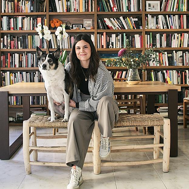 Los tesoros secretos que guarda la escritora Elvira Sastre en su preciosa casa en la sierra: libros, perros y un altar a los muertos