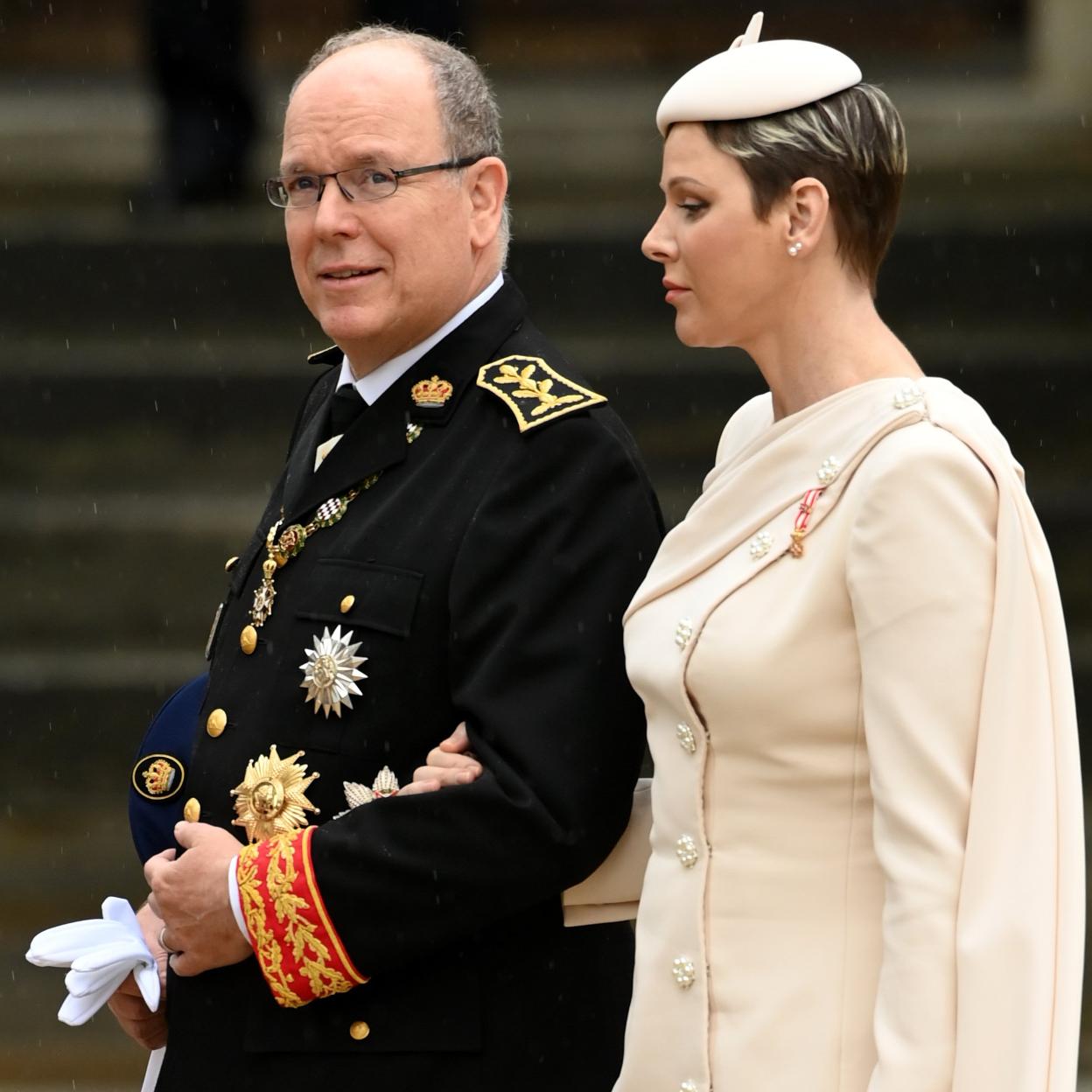 El príncipe Alberto y Charlène de Mónaco en la Coronación de Carlos III. 