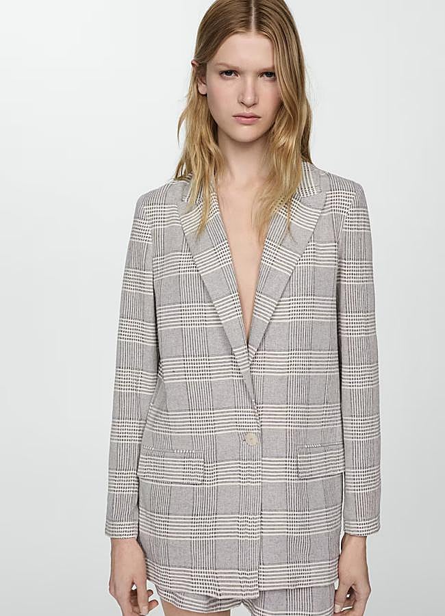 Imagen - Blazer con estampado de cuadros de Mango.