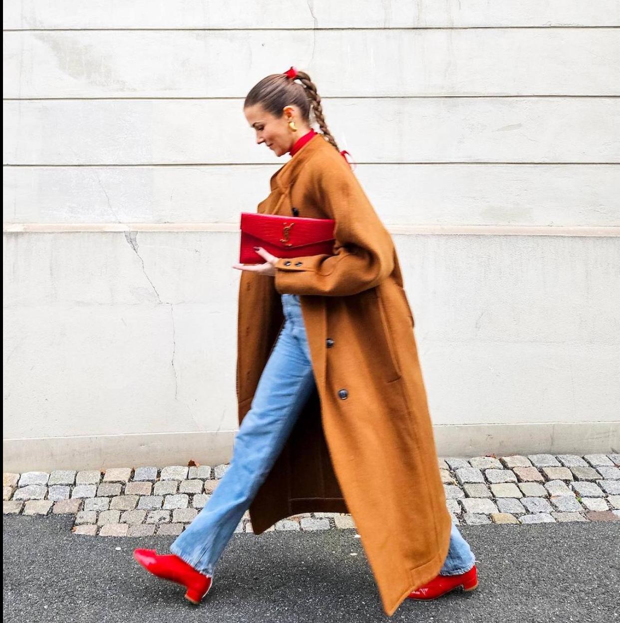 Influencer con bolsos para primavera-verano tendencia