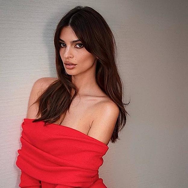 Emily Ratajkowski con tono de pelo brunette