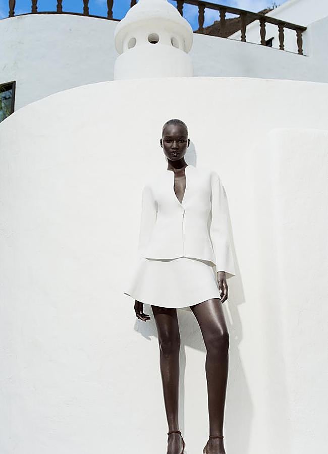 Imagen - Conjunto de blazer y falda mini en blanco de Zara.