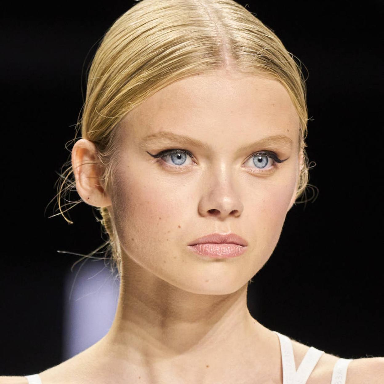 Modelo con eyeliner tilde